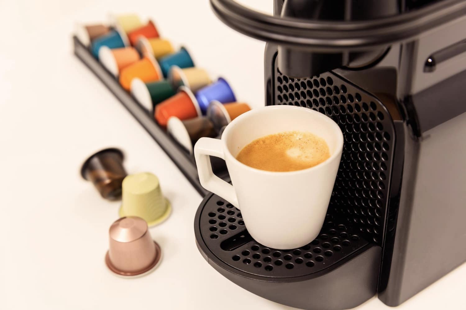 ekspres-do-kawy-espresso-w-czarnych-kapsulkach-z-gotowa-kawa-wokol-szczegoly-widoku-z-bliska